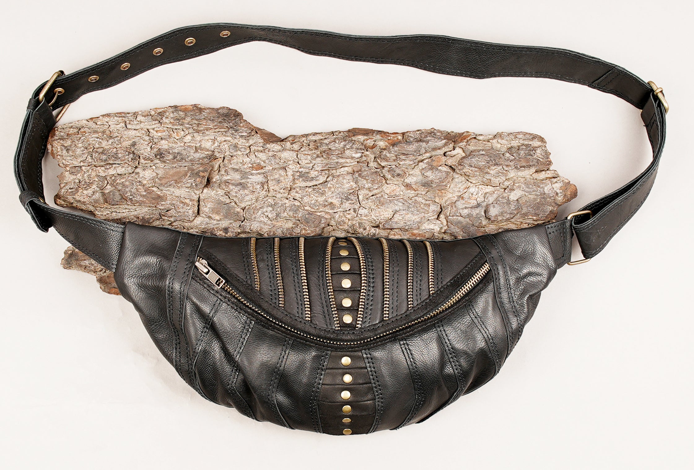 Unisex leather shoulder pouch with multi-pocket functionality.