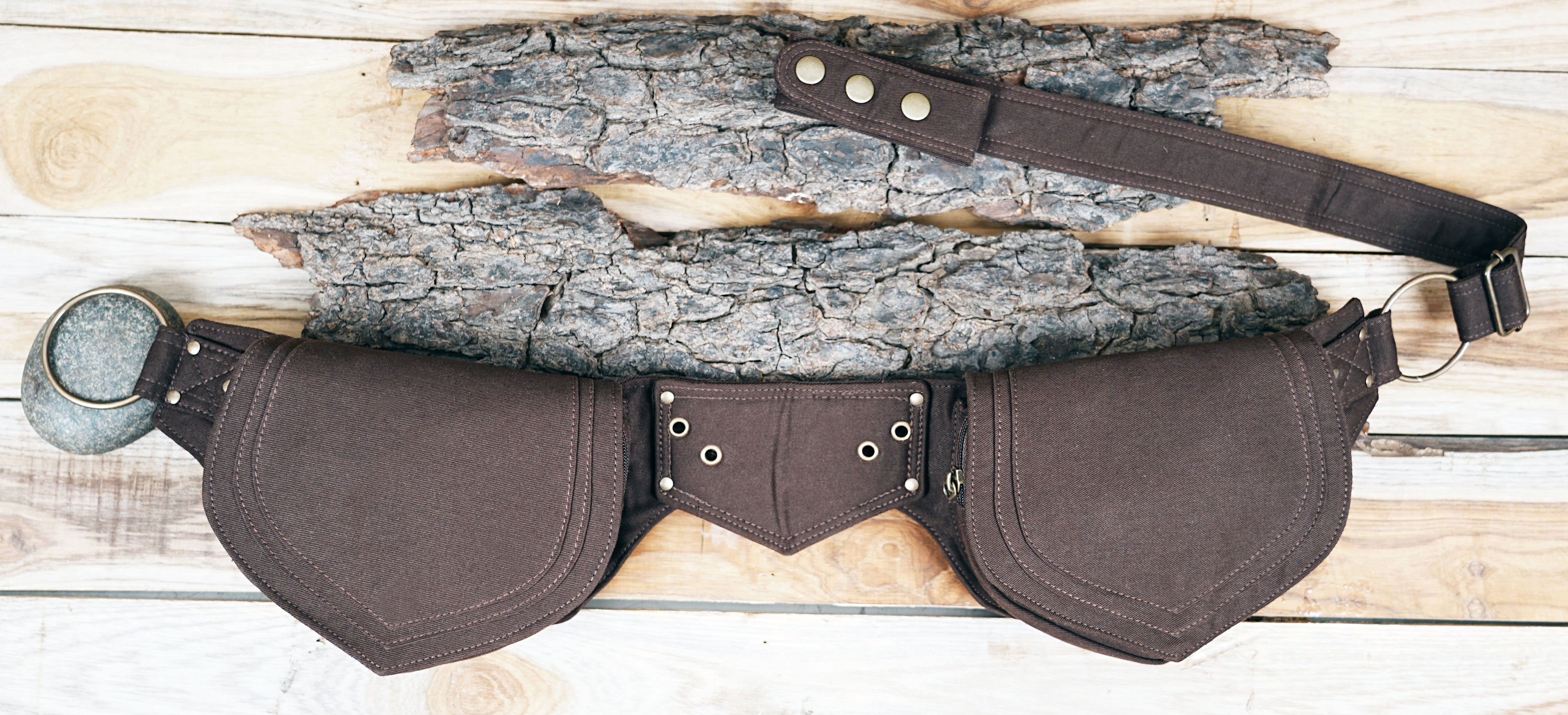 Adjustable utility belt with grommet and stud detailing