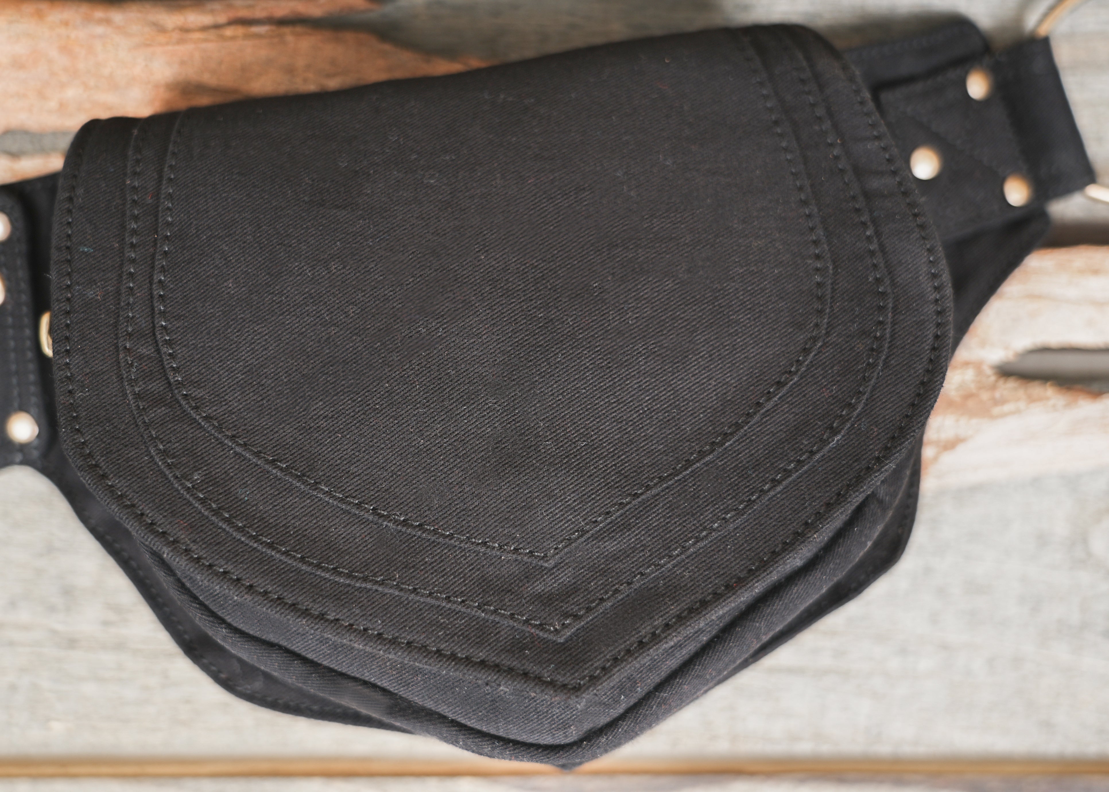 Adjustable hip bag with curved tiered pockets