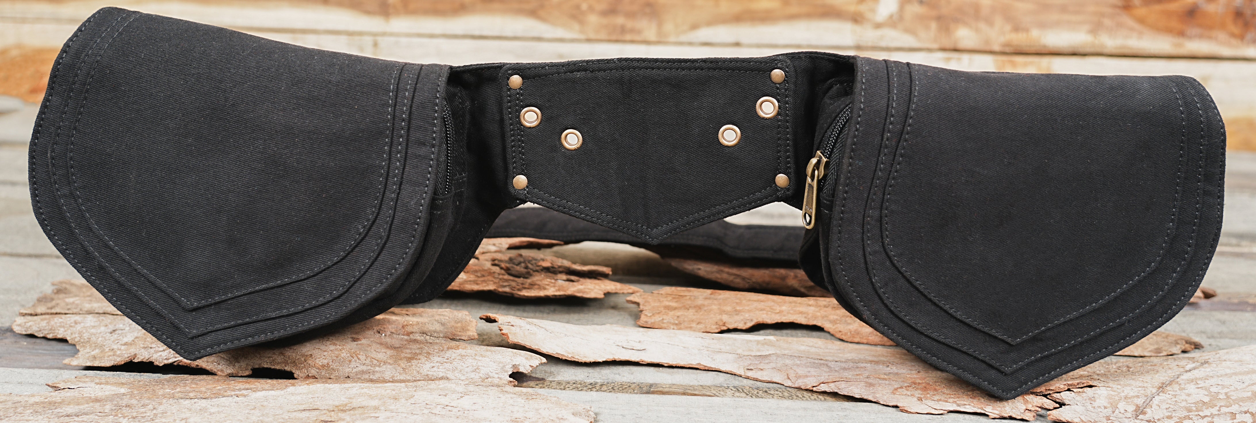 Layered pocket belt bag with D-ring connectors