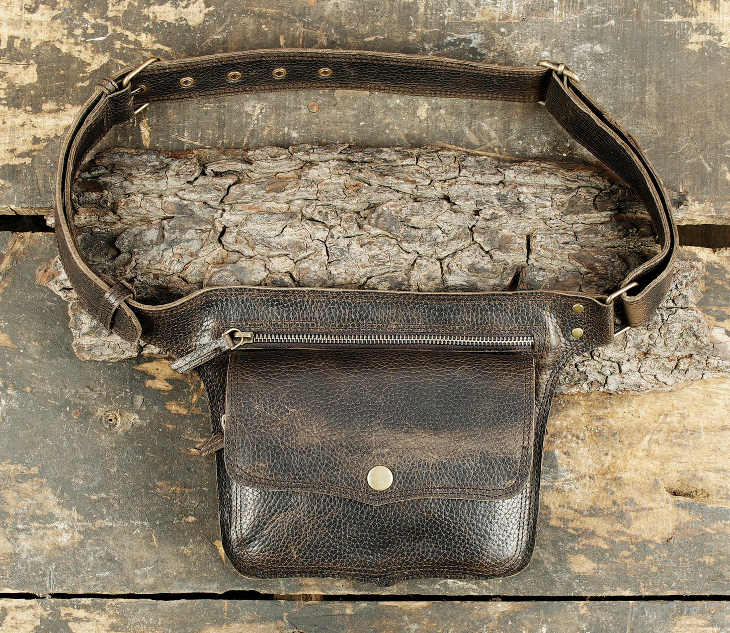 Genuine leather travel pouch belt with minimalist design