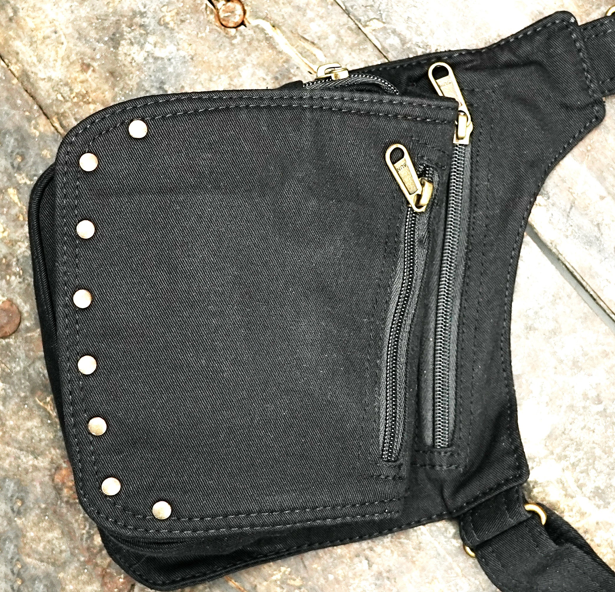 Twin pocket body harness bag with adjustable buckle straps