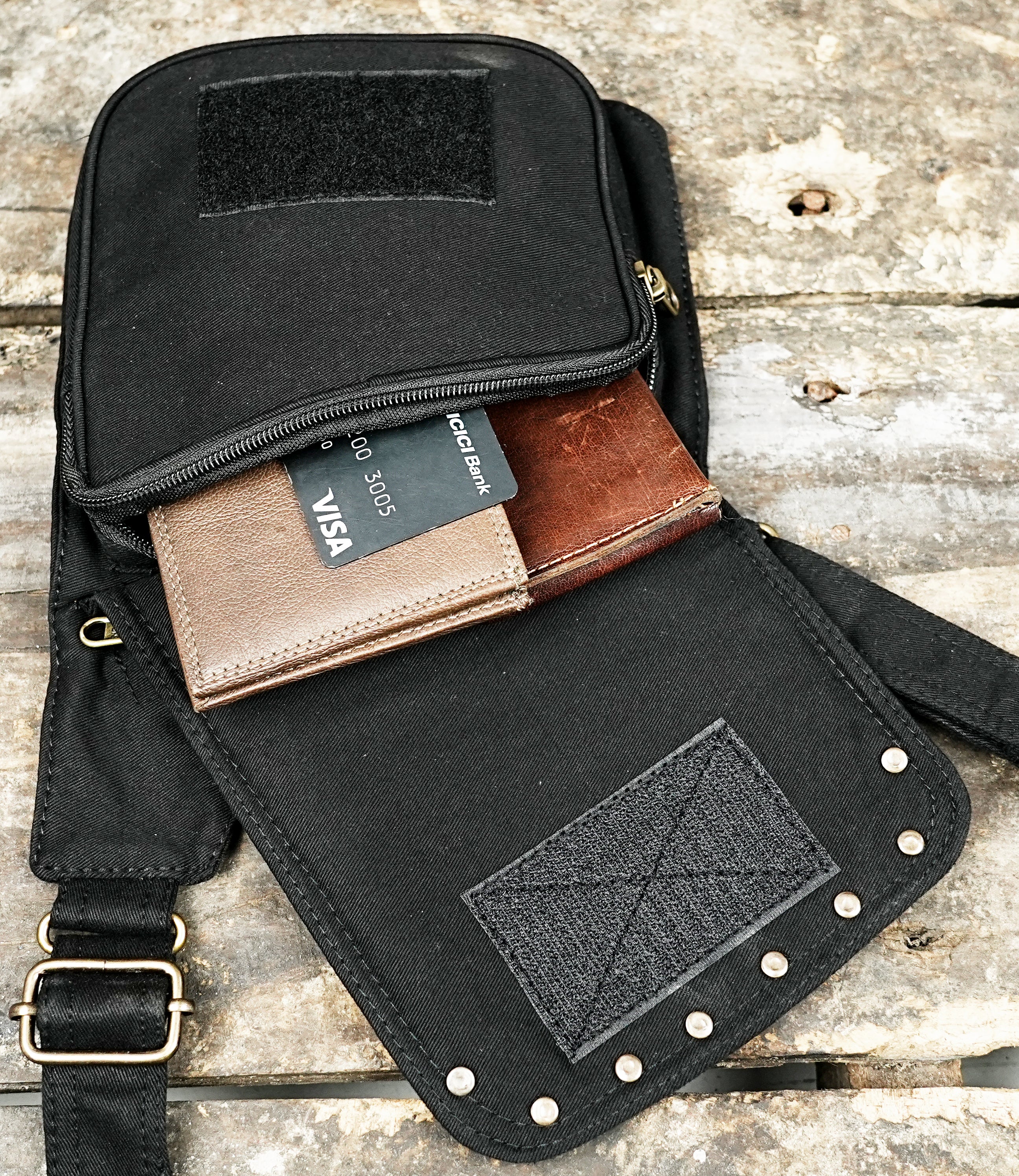 Utility chest harness featuring adjustable buckle closures