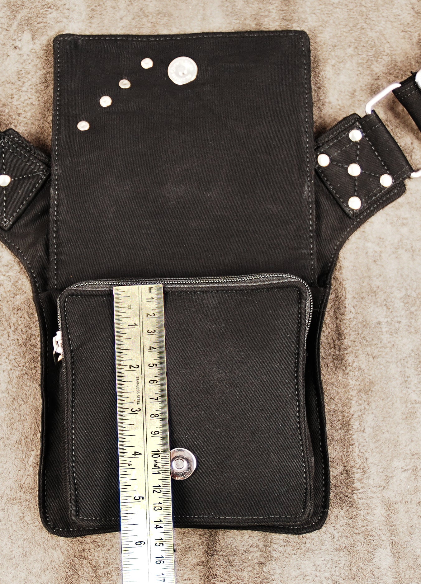 This durable, secure fanny pack is the perfect accessory for hiking, climbing, or any outdoor adventure.