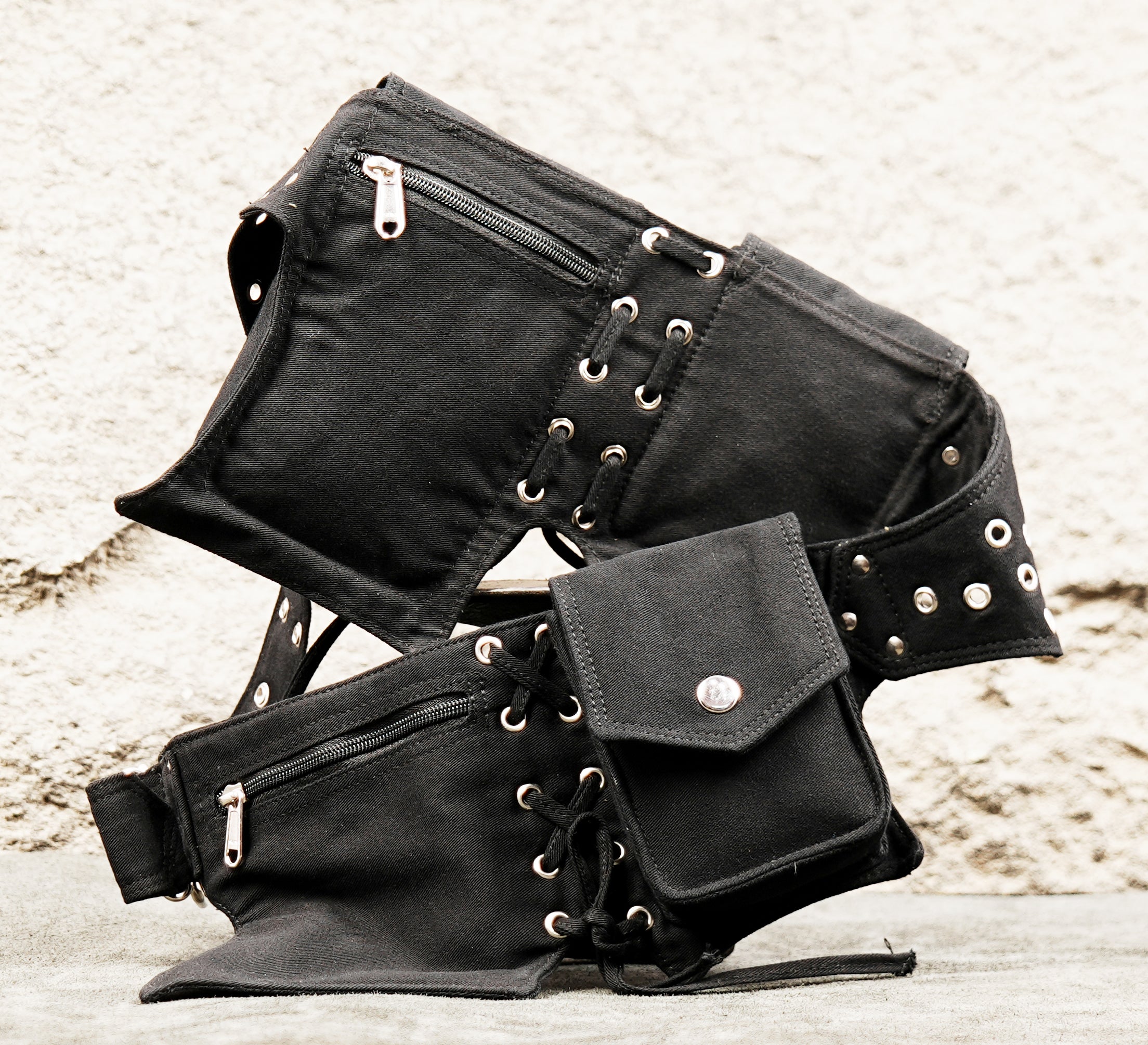 Steampunk adventurer utility belt with multiple canvas pockets and rivet details.