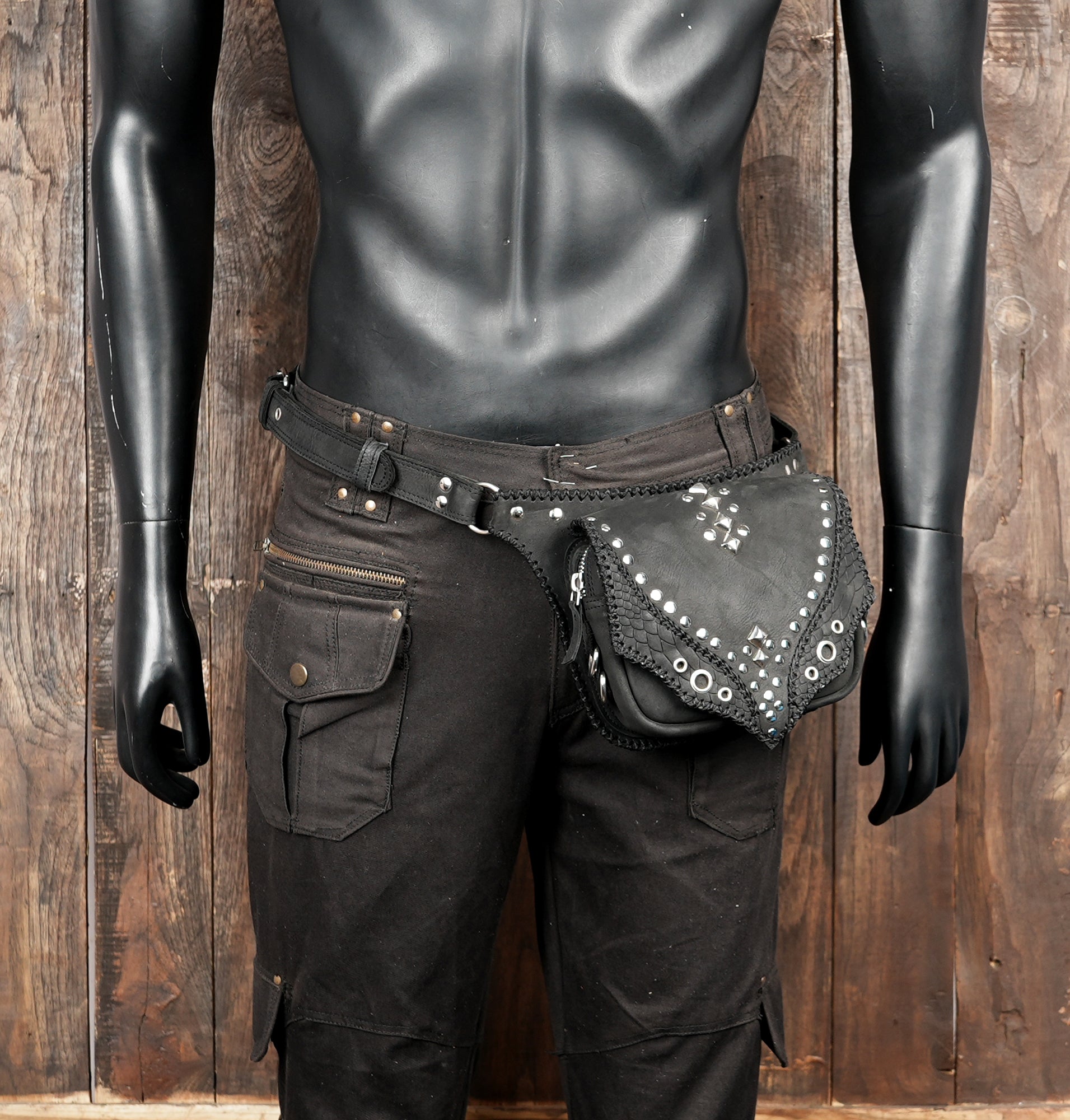 Rugged black leather belt pouch with pointed design