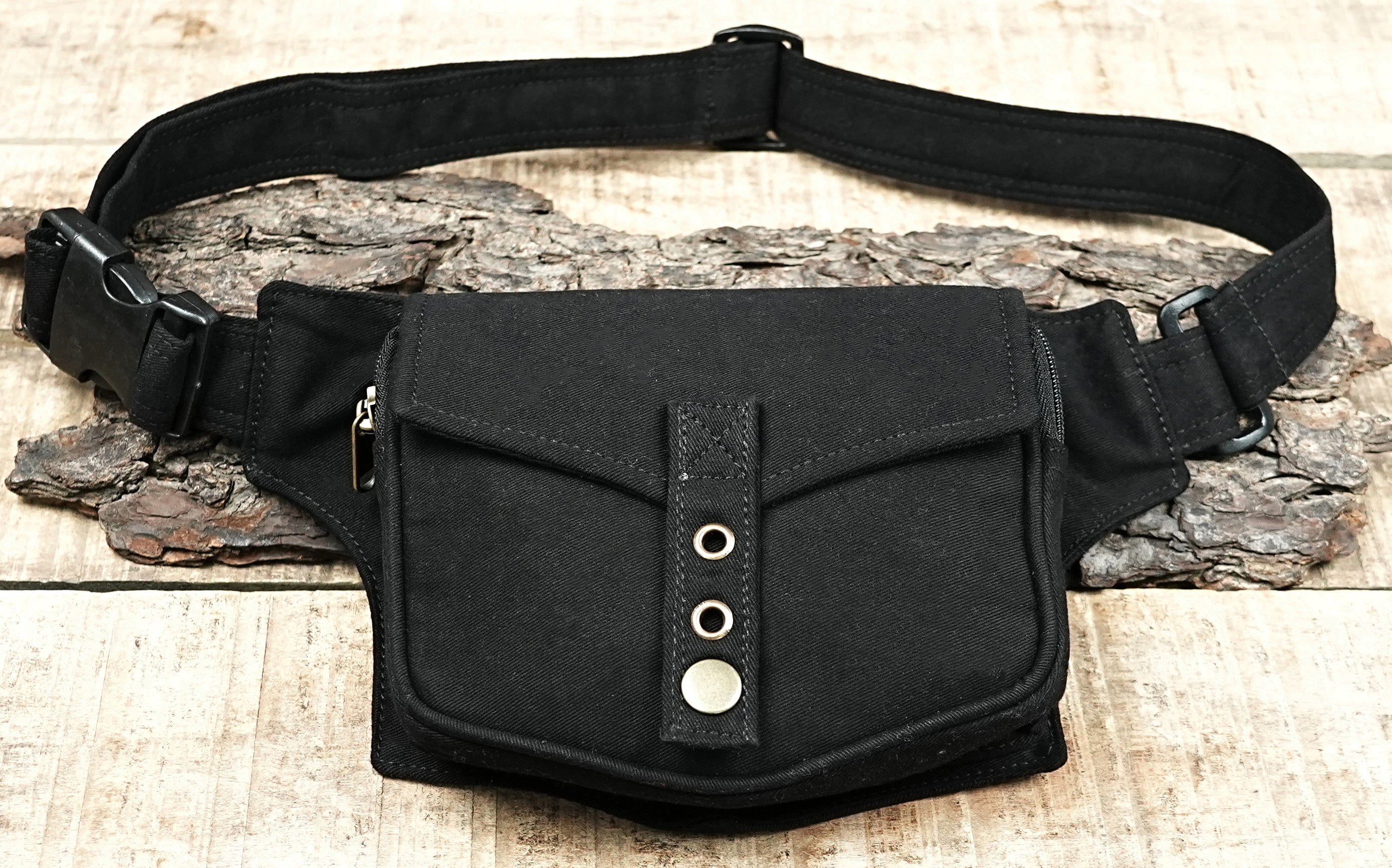 USA: Retro-Style Hip Bag for Festivals, Black Canvas with Antique Brass Hardware Details.