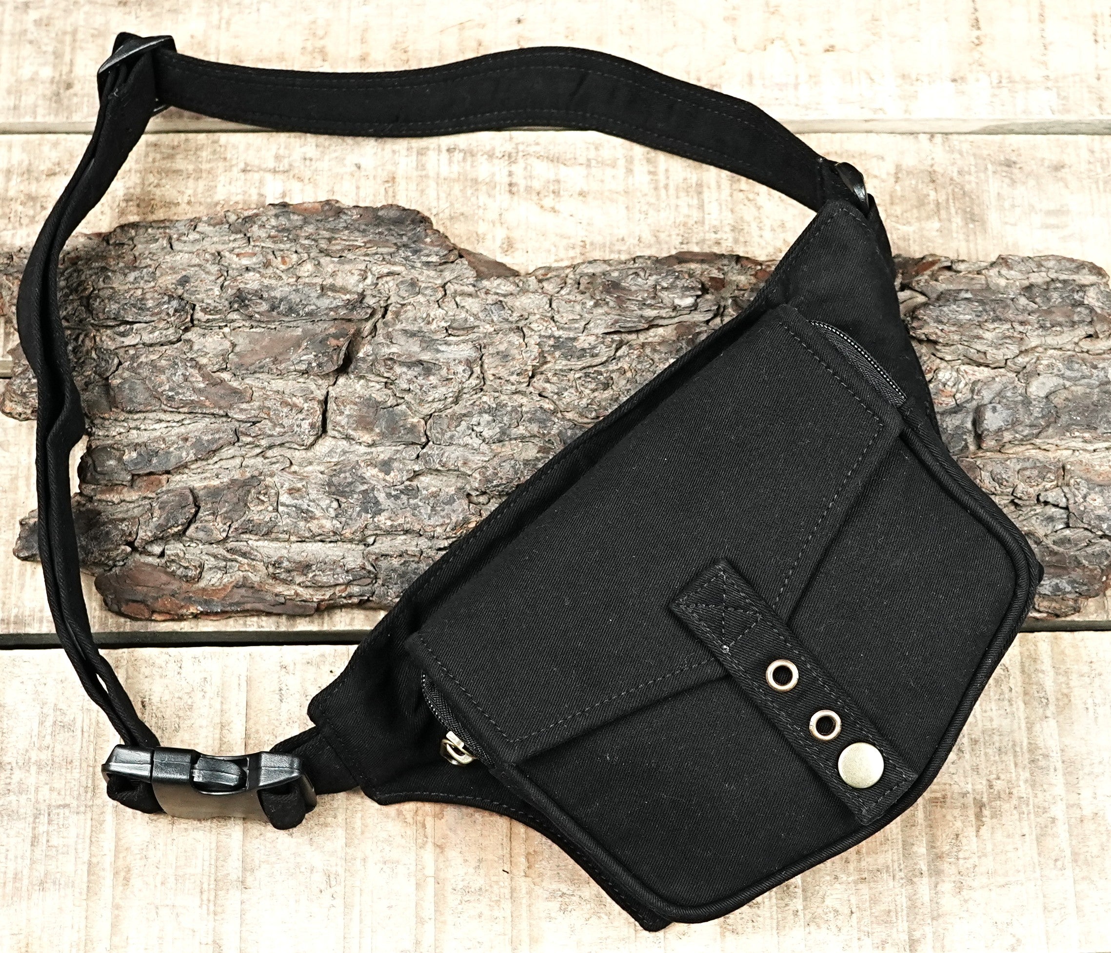 USA: Tactical-Inspired Crossbody Waist Bag, Compact and Secure for Daily Urban Use.