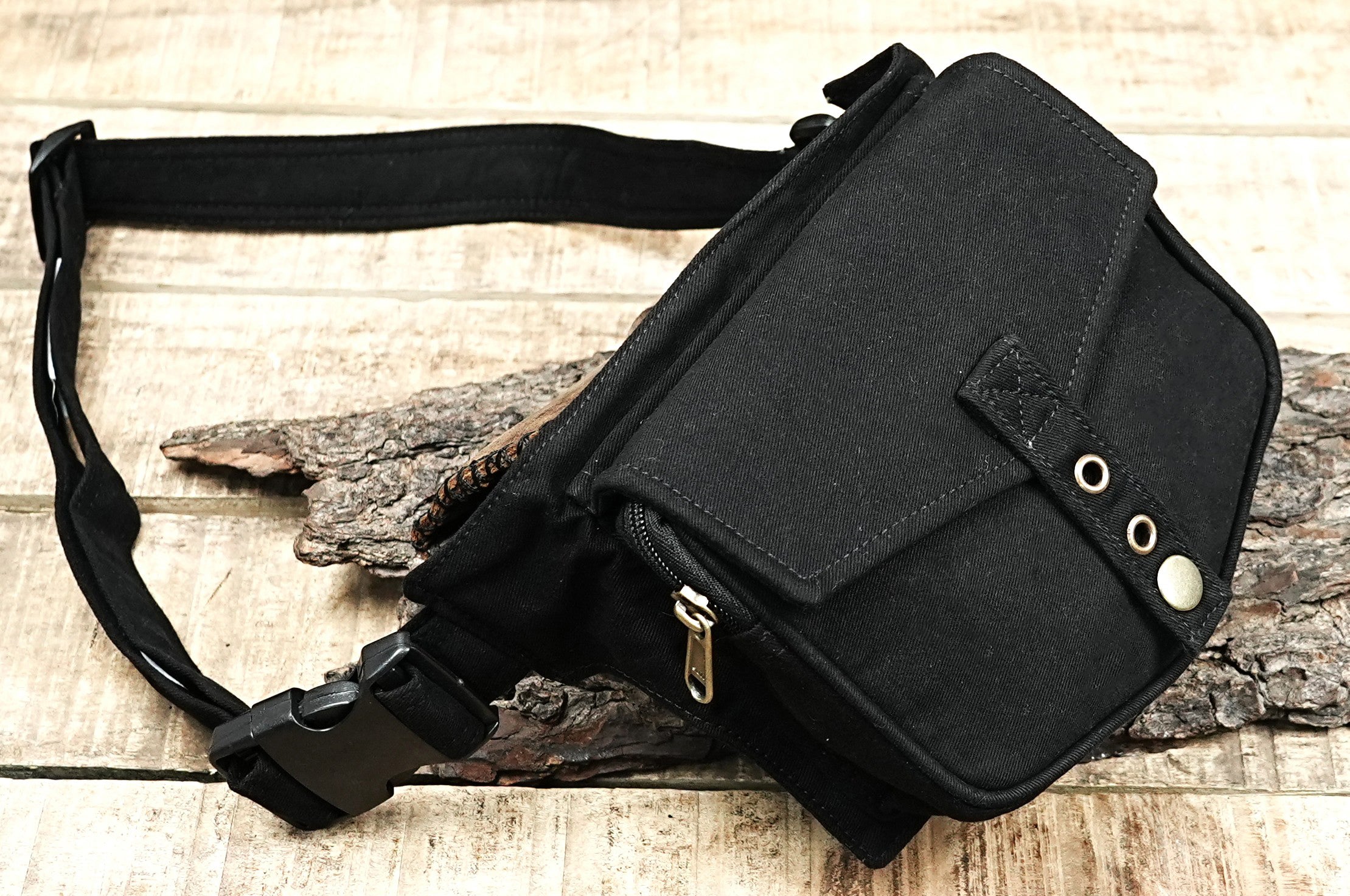 EUROPE: Alternative Fashion Hip Belt, Black Canvas with Detachable Pouches for Festival-Goers.