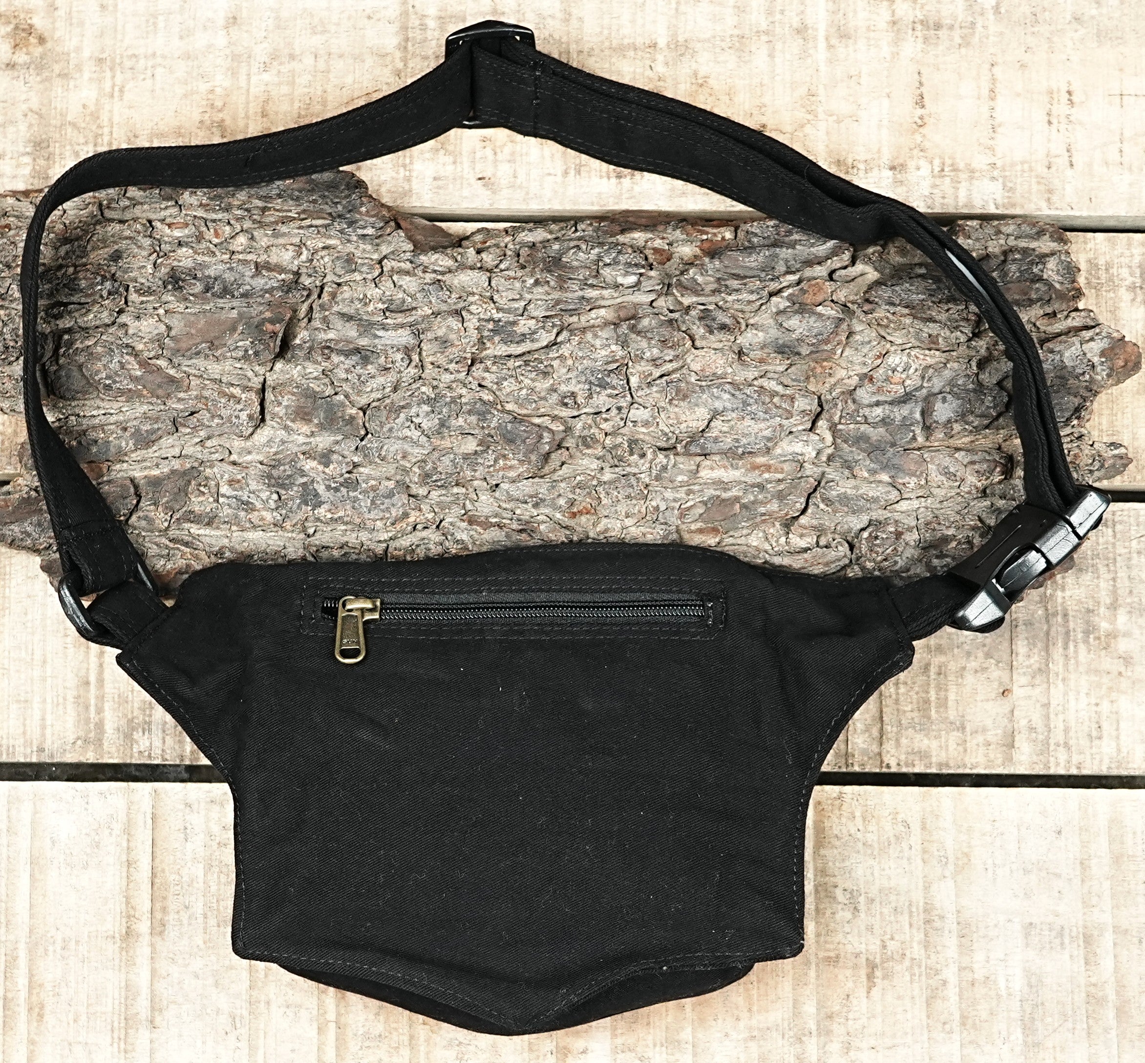 AUSTRALIA: Beach-Ready Canvas Waist Bag, Lightweight and Water-Resistant for Protecting Essentials.