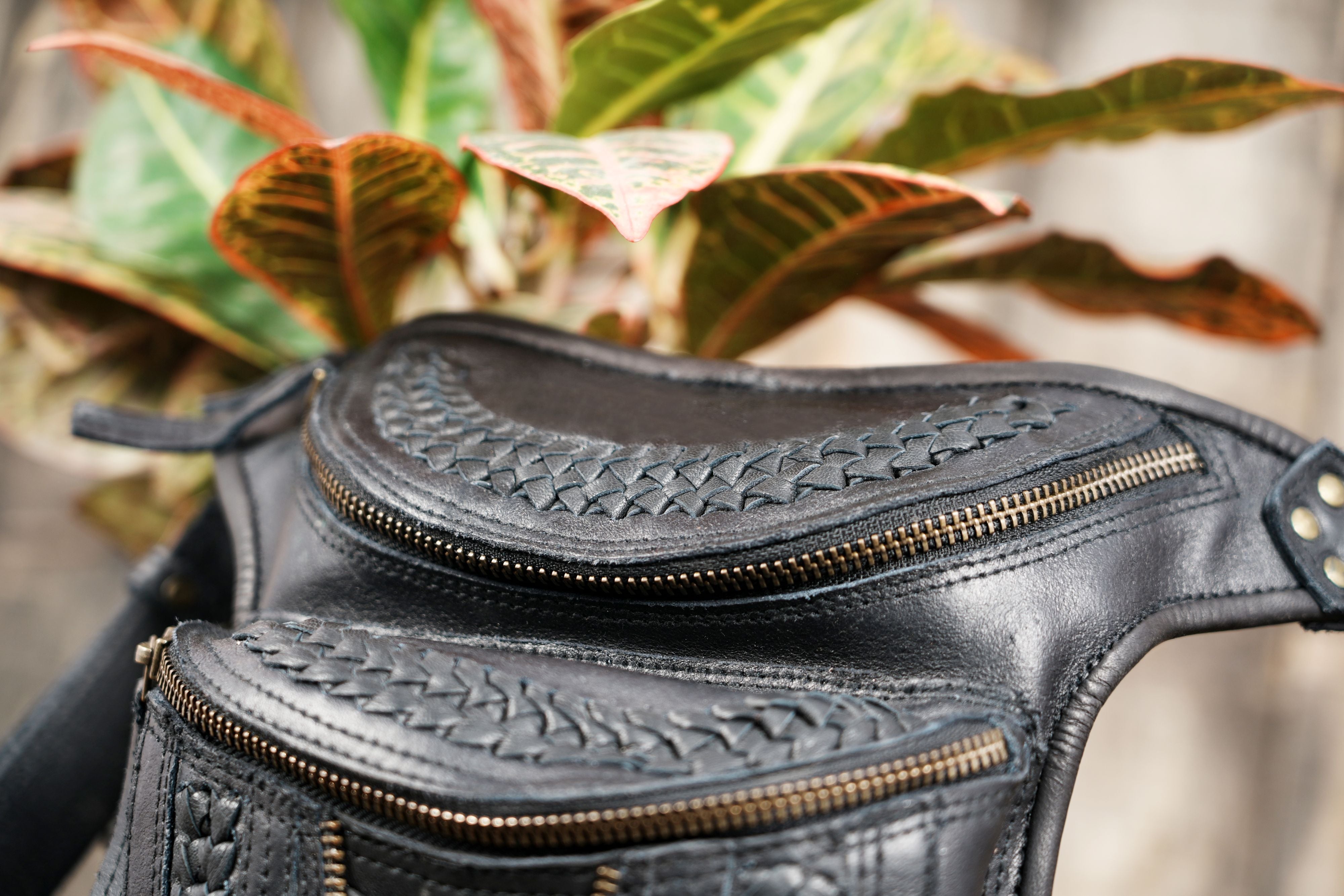 Adjustable leather thigh bag with dual zippers