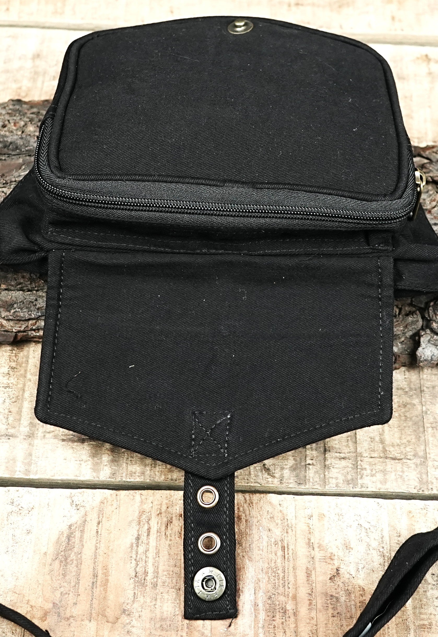 EUROPE: Minimalist Waist Belt with a Detachable Pouch, Perfect for a Modern Alternative Look.