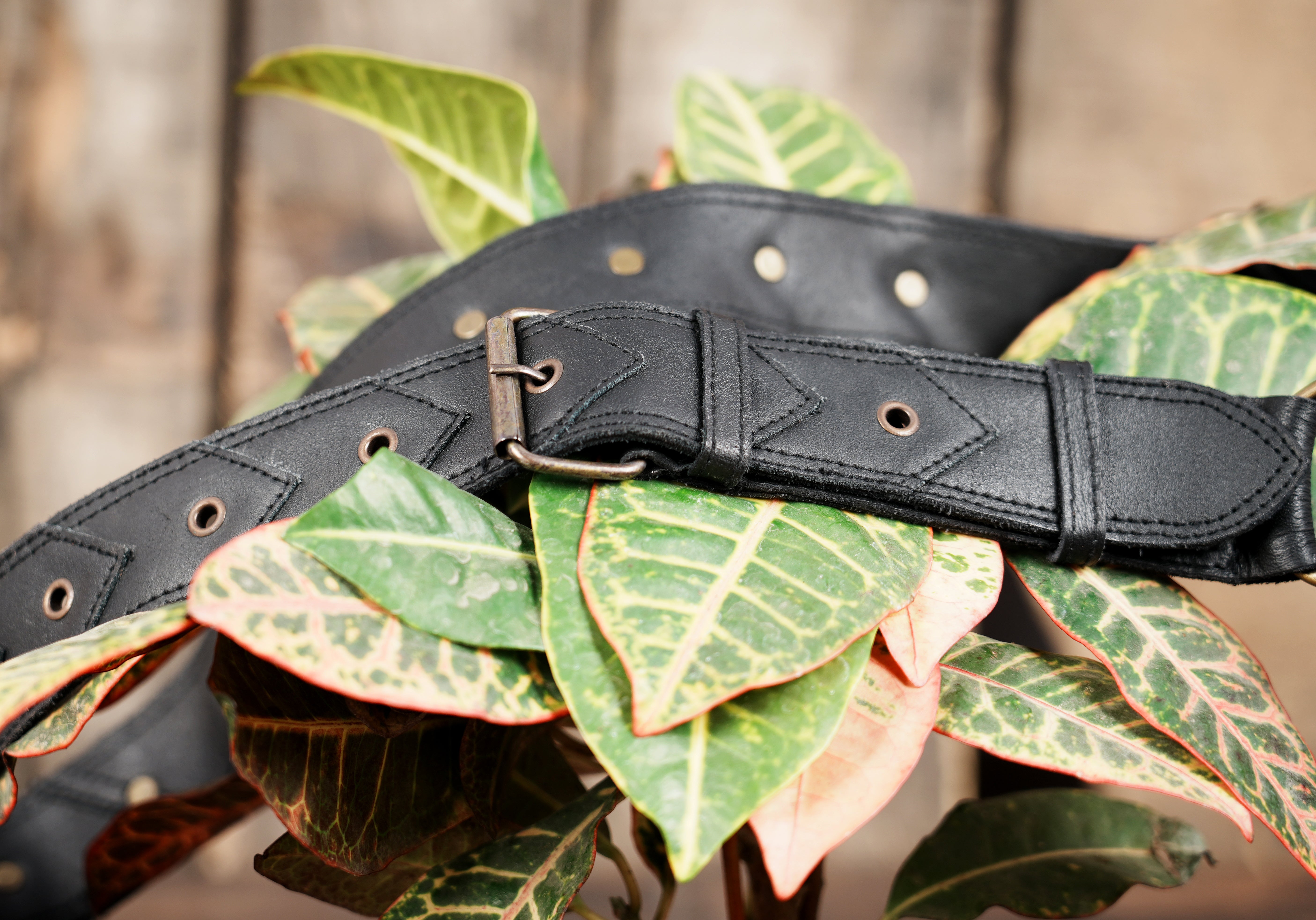 Black leather thigh bag with reinforced stitching