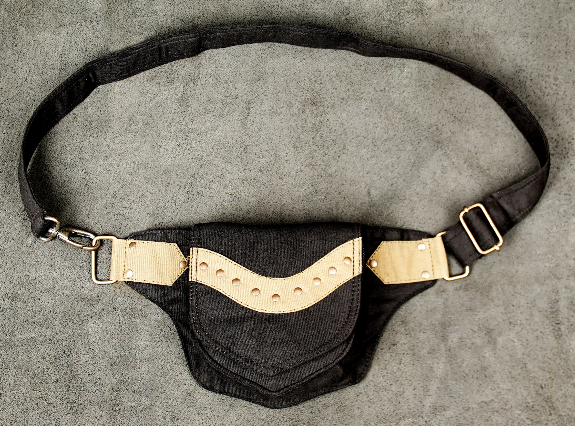 This travel bumbag (UK/EU) / hip bag is perfect for keeping small essentials secure during festivals.