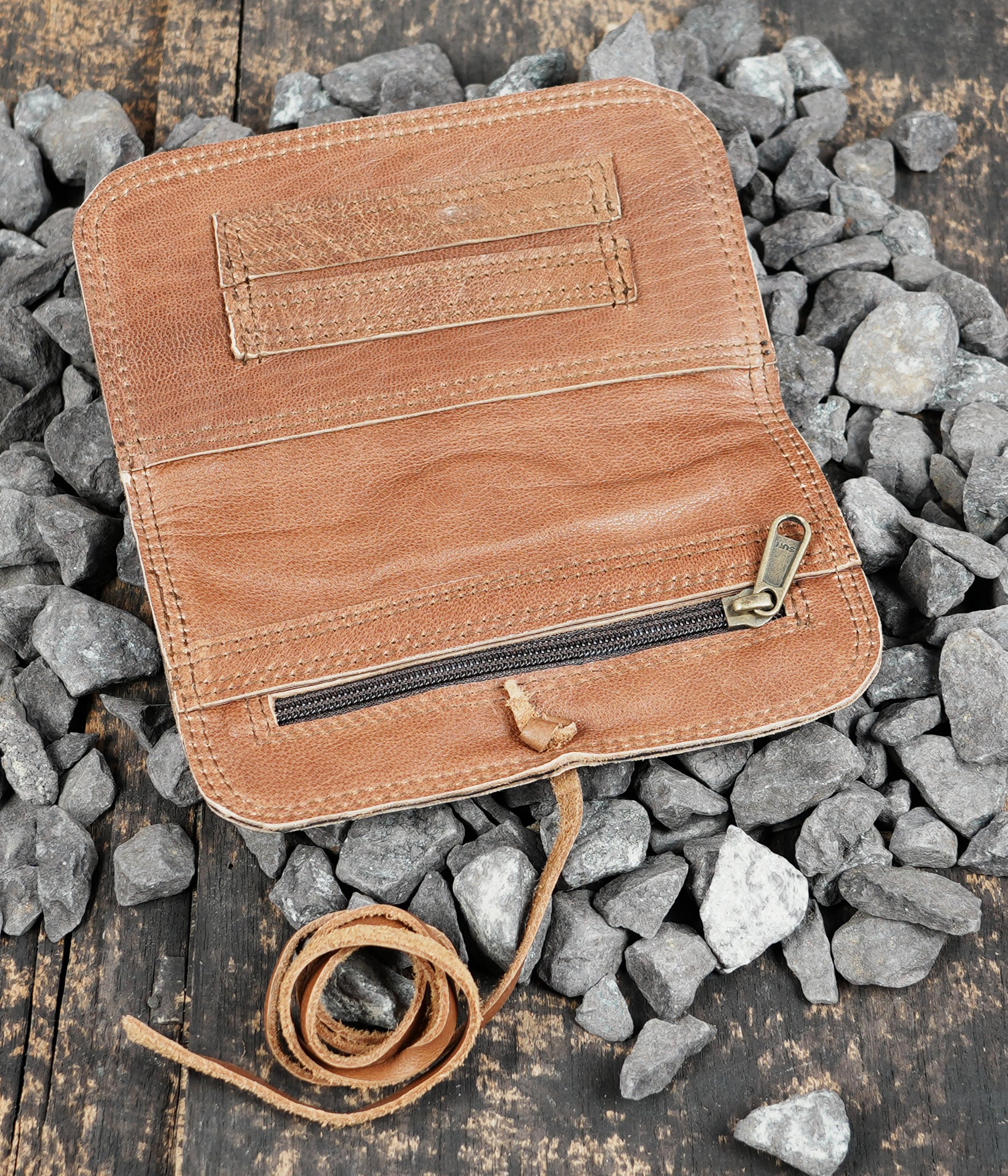 compact leather tobacco pouch