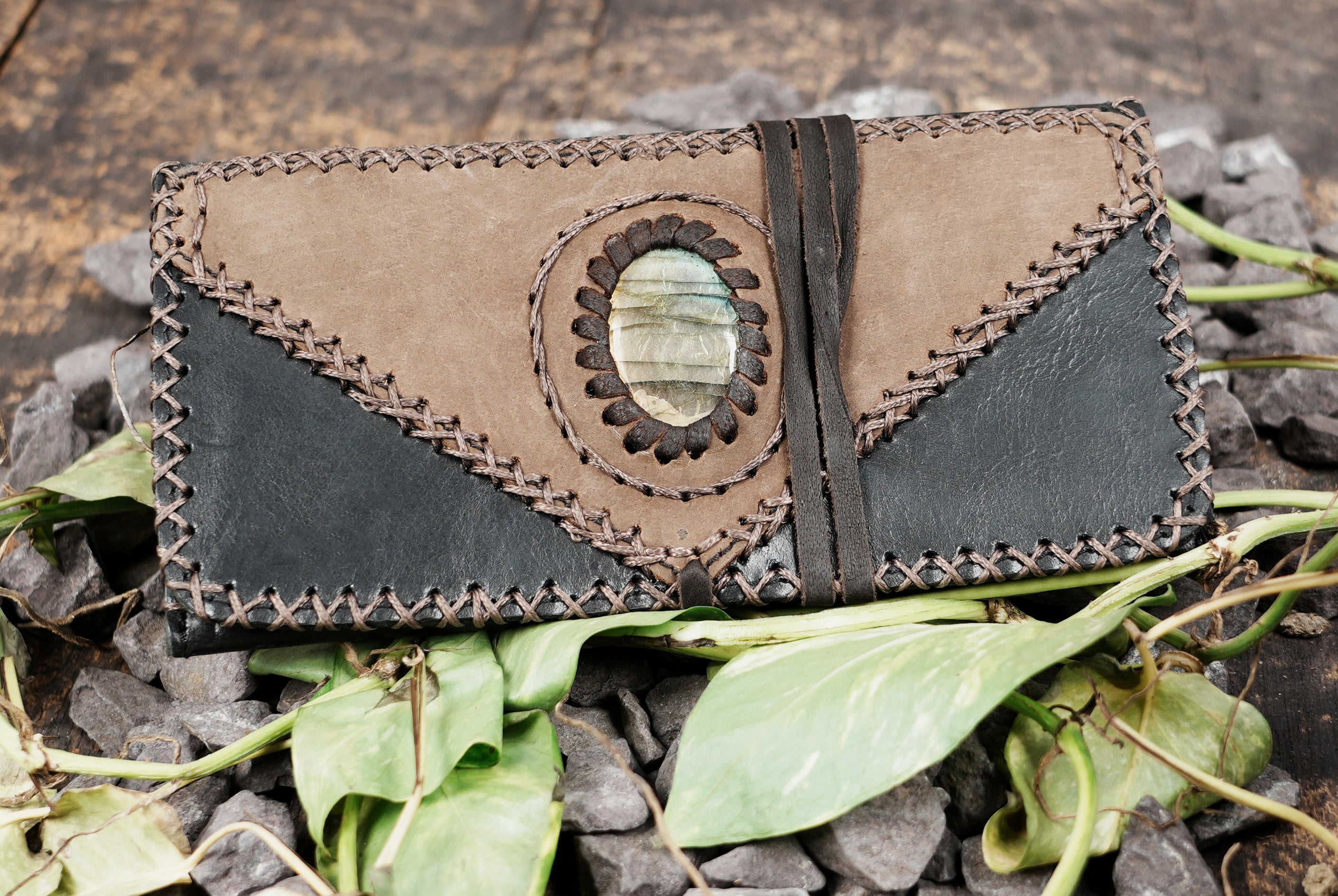 compact leather tobacco pouch