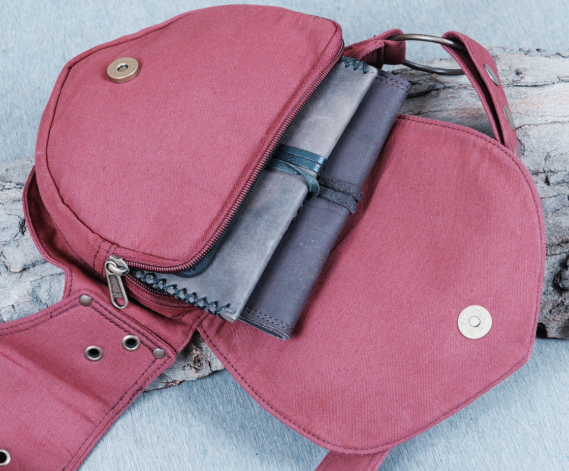 Sustainable cotton waist bag with an adjustable strap, comfortable to wear.