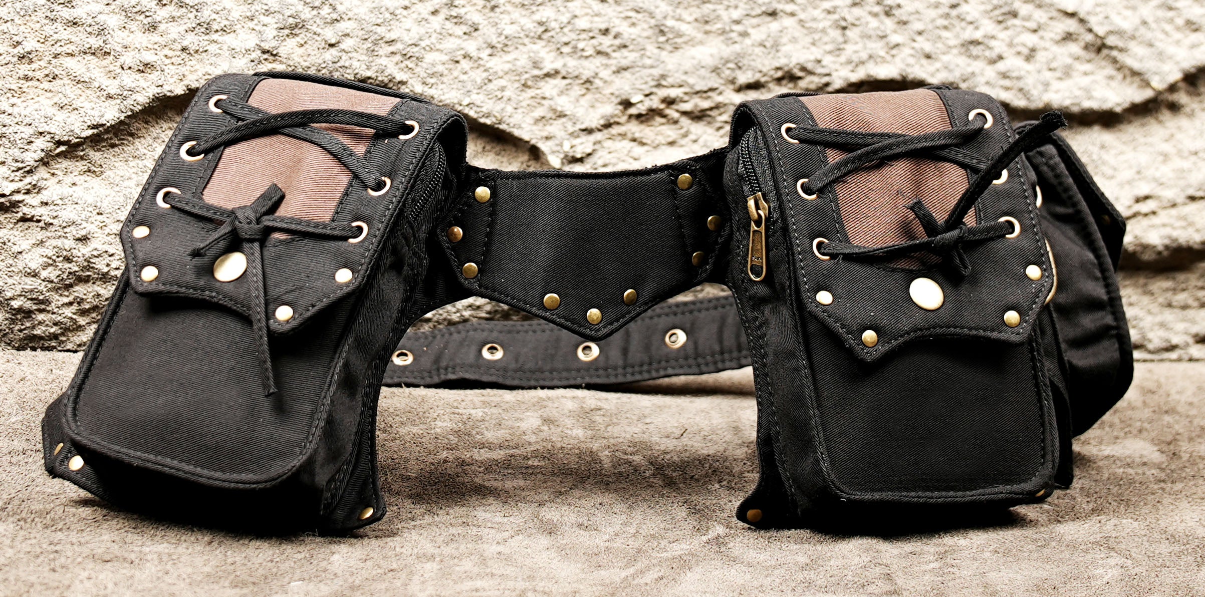 Festival pocket belt in black cotton with brown accent flaps