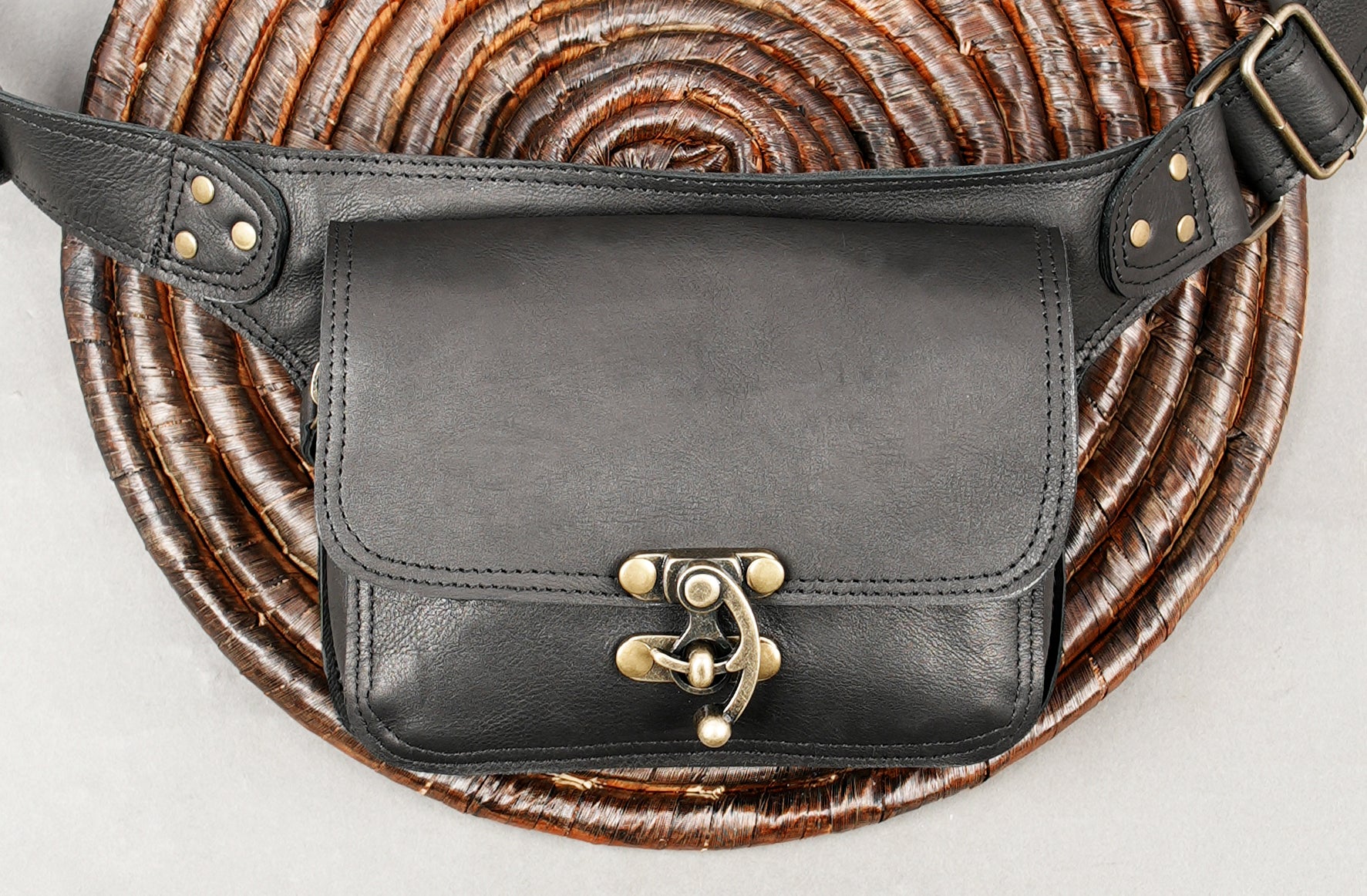 Leather travel waist bag with classic metal closure